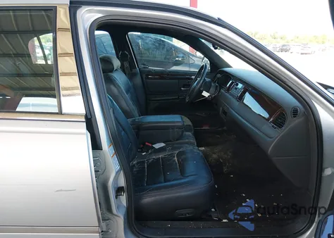 2000 Lincoln Town Car Signature z USA, uszkodzony, nr VIN 1LNHM82WXYY903160